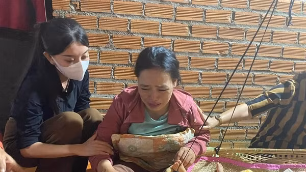Vào nhà đi tắm, quay ra thì thấy con bị rơi xuống ao nước ảnh 2