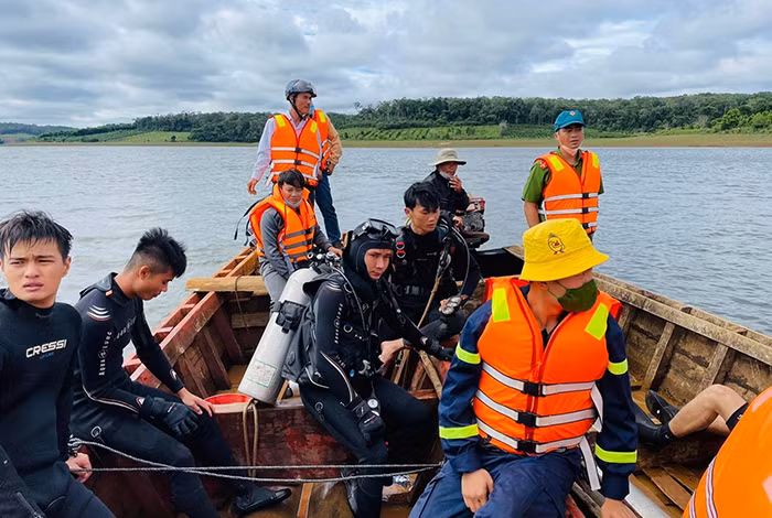 Tìm thấy thi thể người đàn ông dưới lòng hồ thủy điện sau 4 ngày mất tích -0