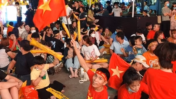 Phố đi bộ Nguyễn Huệ nhuộm đỏ trong trận đại thắng của U23 Việt Nam