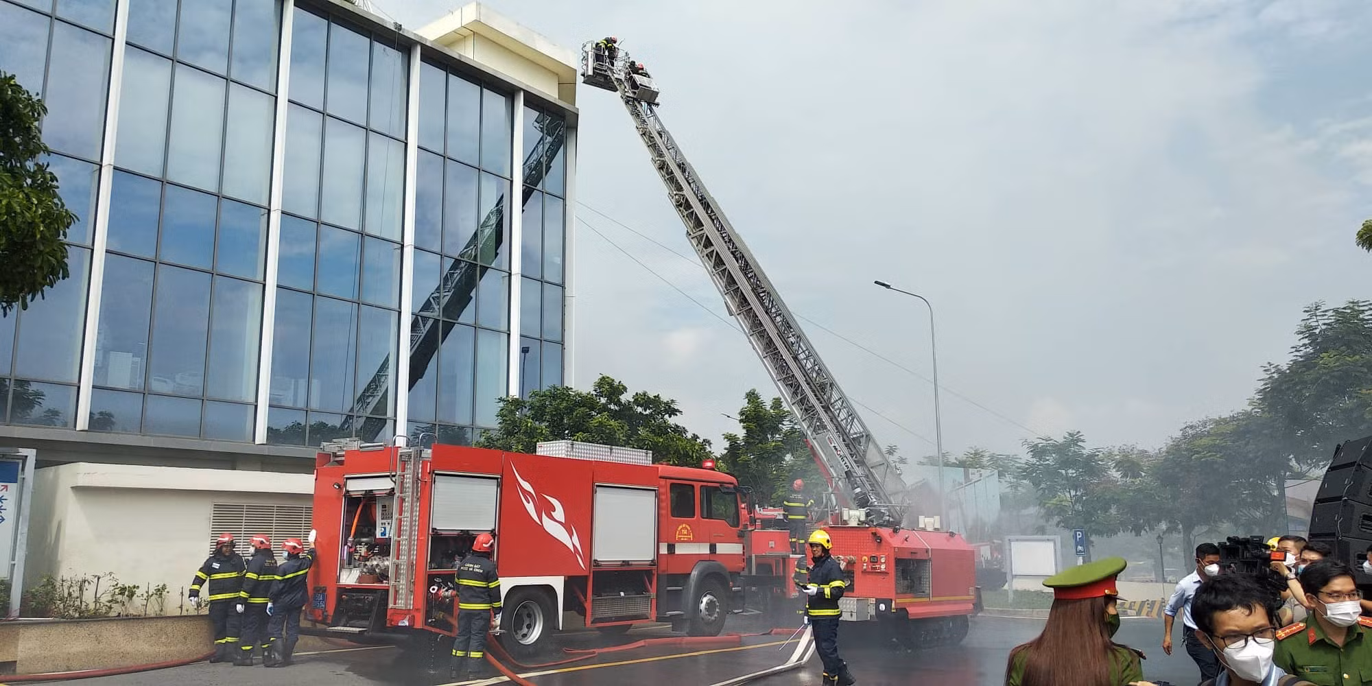 Cứu 200 người thoát khỏi sự cố cháy tầng hầm Bệnh viện Ung bướu -1