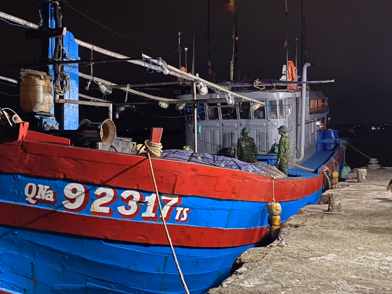 Cứu tàu cá cùng 5 thuyền viên gặp nạn trên biển Cù Lao Chàm