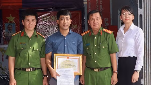 Khen thưởng người dân dũng cảm truy bắt đối tượng cướp giật tài sản