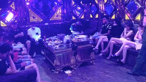 Nhiều “chân dài” dương tính với ma túy tại quán karaoke