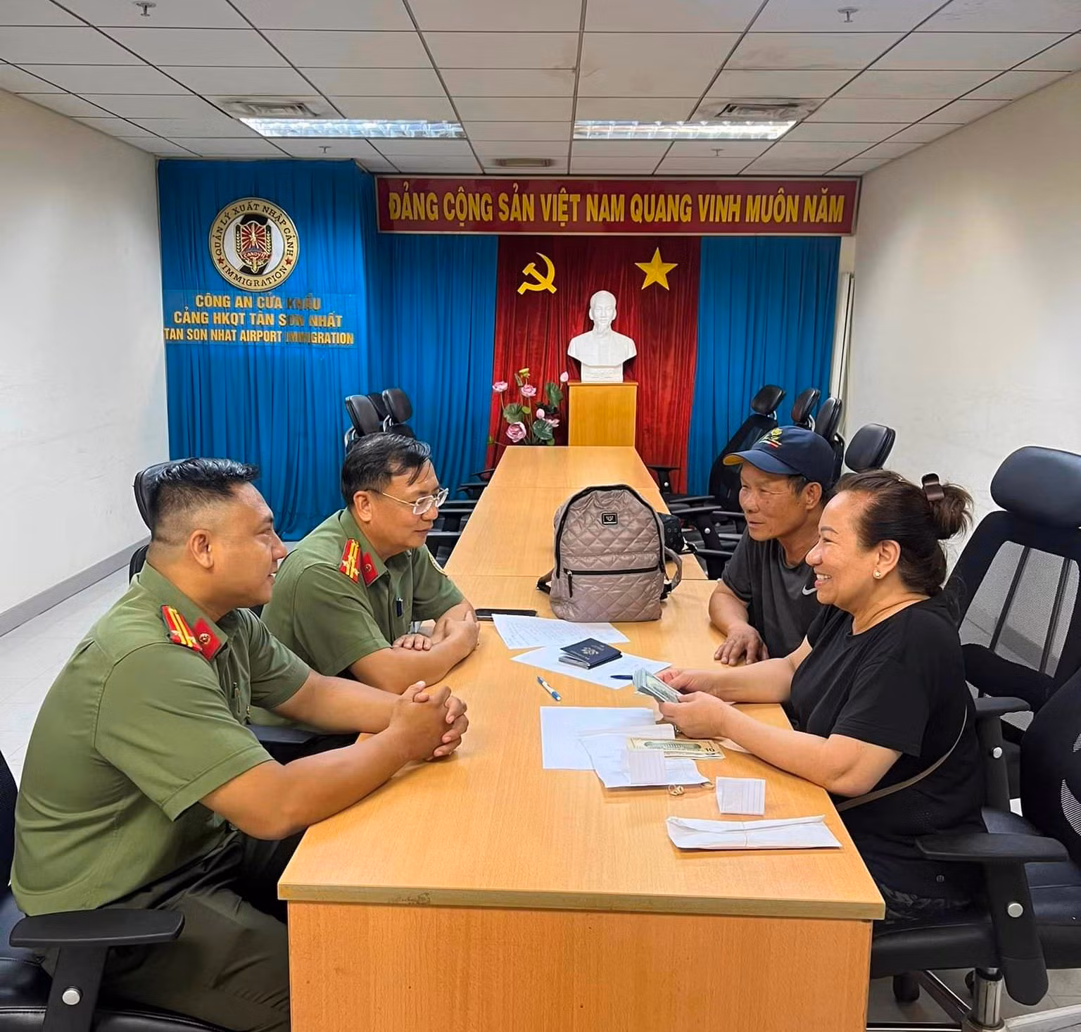 Hành khách Việt kiều cảm ơn Công an Cửa khẩu Cảng HKQT Tân Sơn Nhất -0