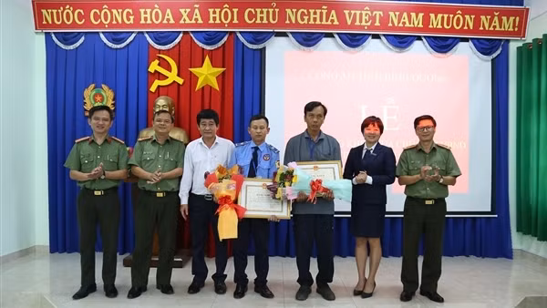 Khen thưởng 3 cá nhân dũng cảm khống chế kẻ cướp ngân hàng