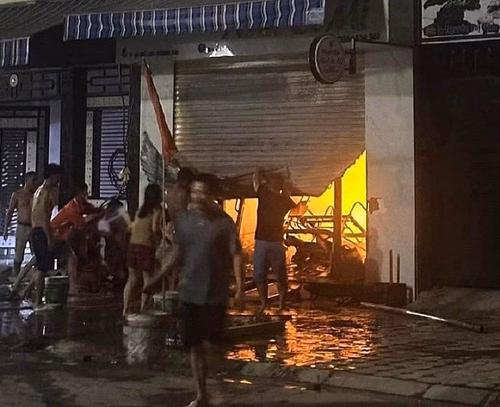Cháy nhà trong đêm, 2 bà cháu tử vong -0