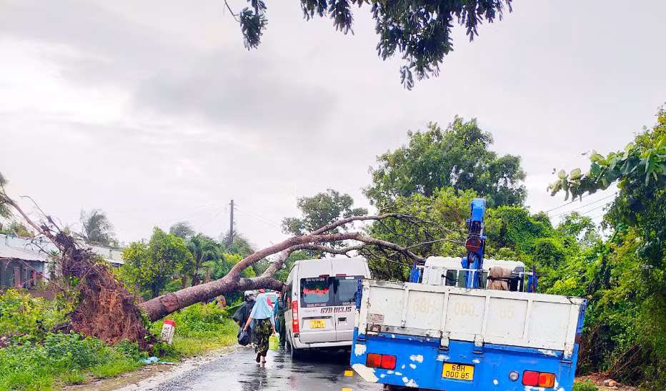 Kiên Giang: Mưa lớn kèm dông, lốc làm sập nhà, chìm tàu du lịch -0