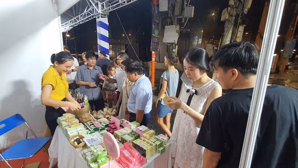 "Phố đi bộ - Phố thanh toán không dùng tiền mặt” hấp dẫn du khách ảnh 3