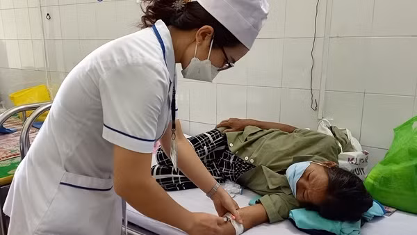 Xót xa cảnh vợ ròng rã chạy thận, chồng ung thư giai đoạn cuối