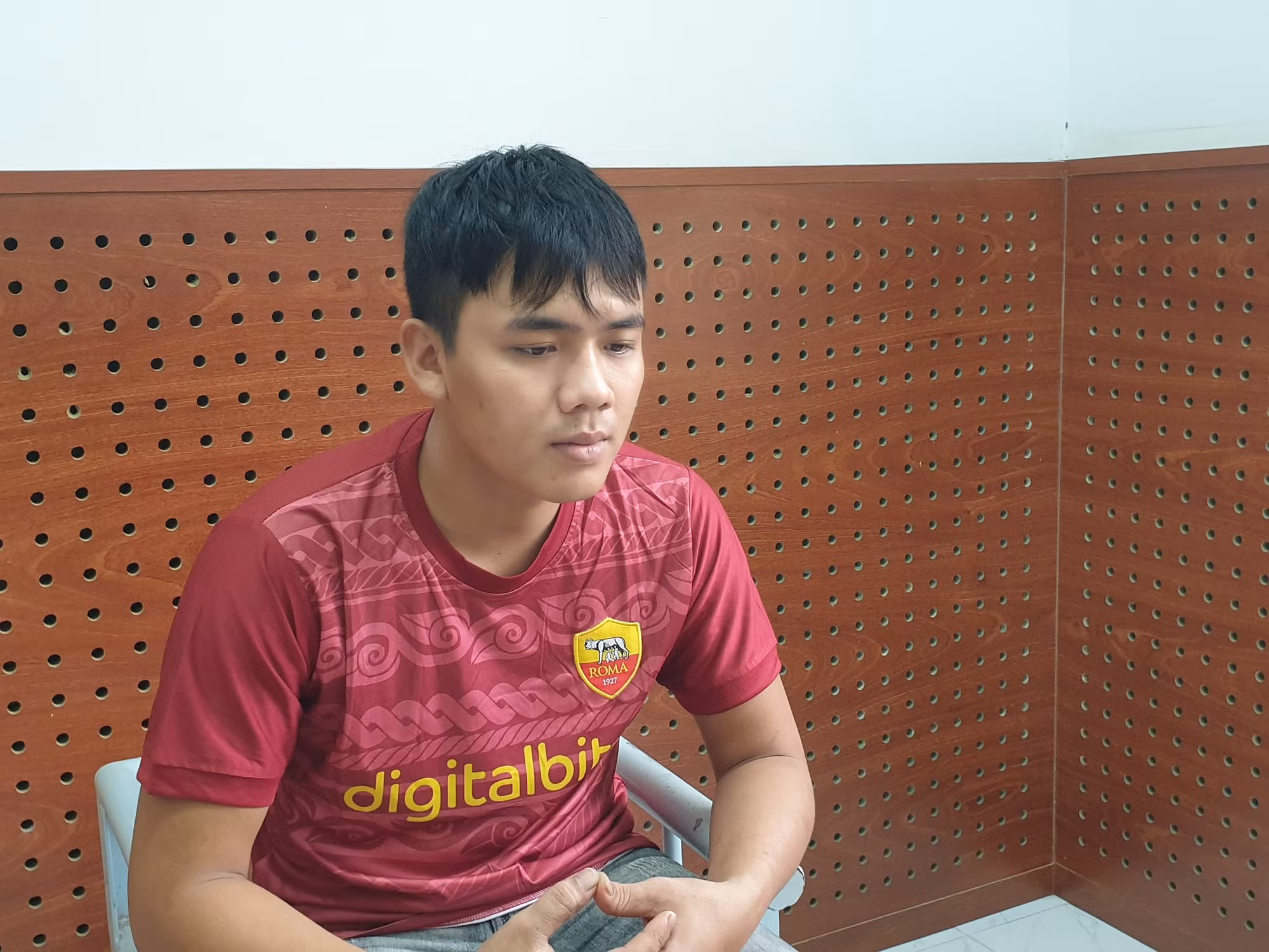 Đối tượng cùng vợ hành hung cô gái trước nhà nghỉ ở Hậu Giang đã tự thú -0