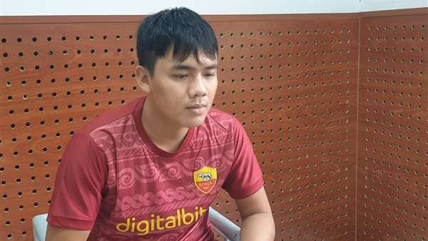 Đôi vợ chồng hành hung cô gái trước nhà nghỉ đã ra đầu thú
