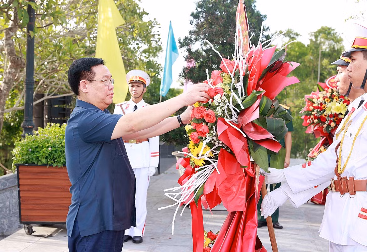 Chủ tịch Quốc hội Vương Đình Huệ tưởng niệm các anh hùng liệt sĩ tại Thừa Thiên-Huê -0