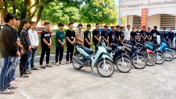 Khởi tố nhóm “trẻ trâu” lạng lách cùng dao phóng lợn, đinh ba