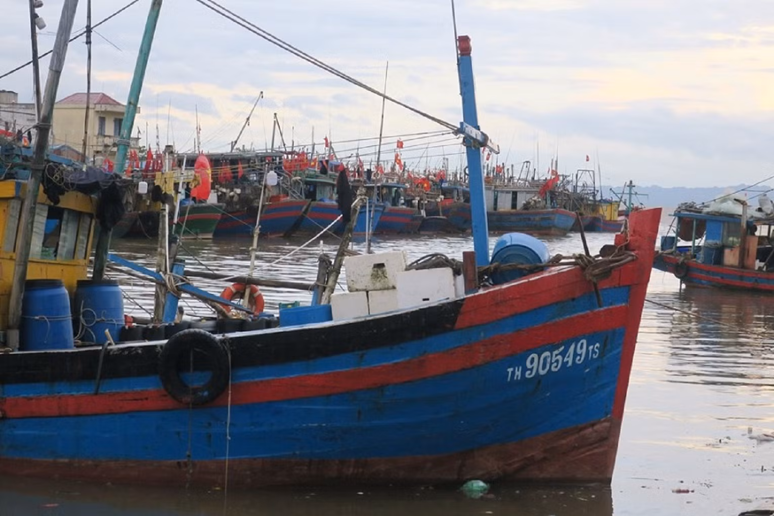 Công an Hải Phòng, Quảng Ninh giúp dân tránh bão Talim -0