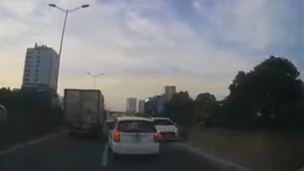 Nữ tài xế lái ô tô ngược chiều trên Vành đai 3 nhận án phạt 17 triệu đồng