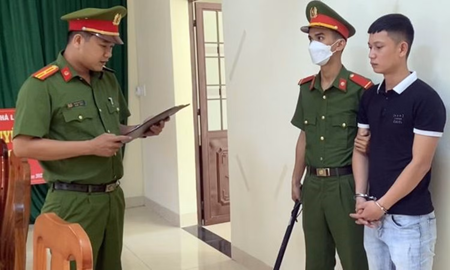 Làm giả giấy tờ, mang xe đi bán rồi thuê lại để cầm cố -0