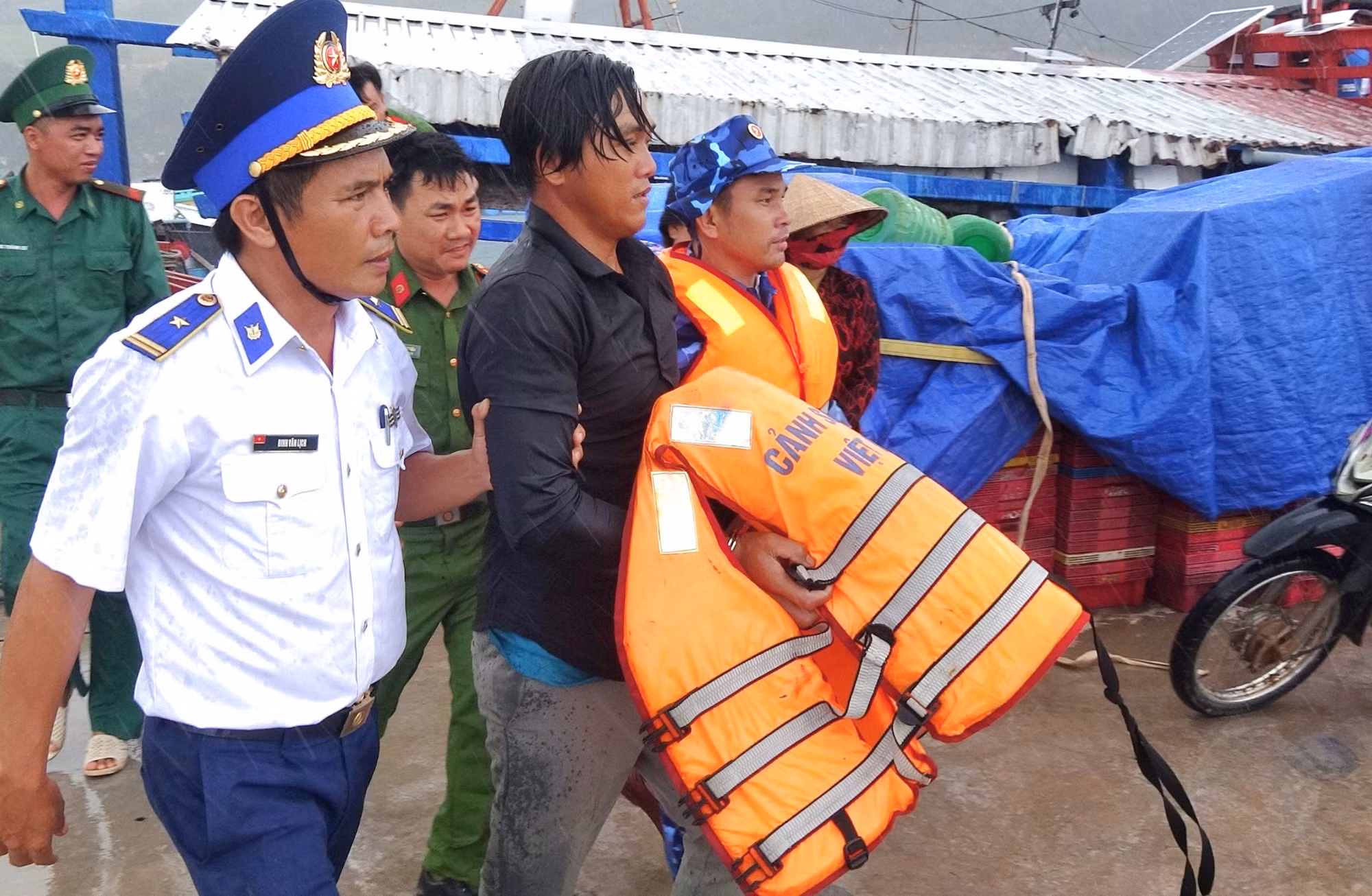 Bắt đối tượng trốn truy nã trên tàu cá giữa biển -0