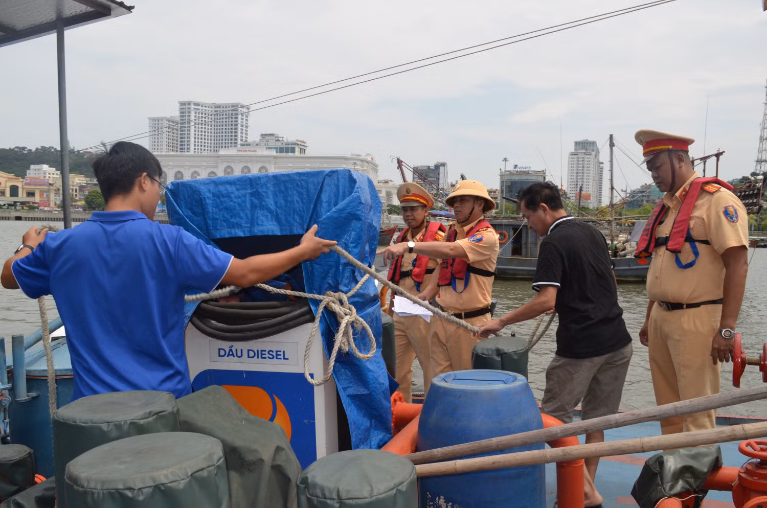 Công an Hải Phòng, Quảng Ninh giúp dân tránh bão Talim -0