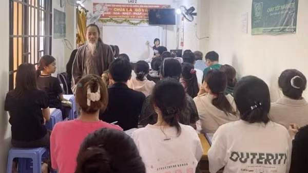 Lớp học ngoại ngữ nương cửa chùa