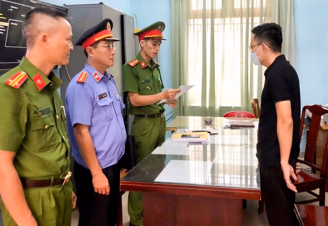 Lợi dụng lòng tin của người gửi tiền, cựu nhân viên ngân hàng lừa đảo chiếm đoạt hơn 5 tỷ đồng -0