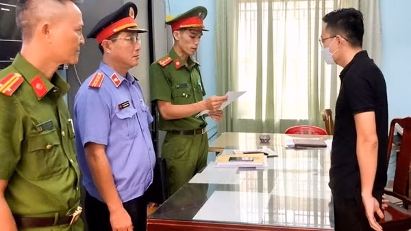 Lợi dụng lòng tin người gửi tiền, cựu nhân viên ngân hàng lừa đảo chiếm đoạt hơn 5 tỉ đồng