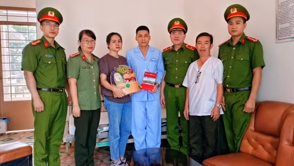 Đại học PCCC &nbsp;tặng quà gia đình các liệt sĩ, cán bộ Công an bị thương tại Đắk Lắk
