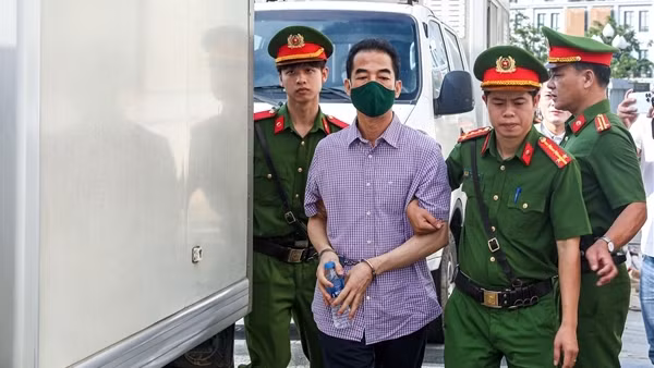 Cảnh sát dẫn giải các bị cáo vụ "chuyến bay giải cứu" đến tòa