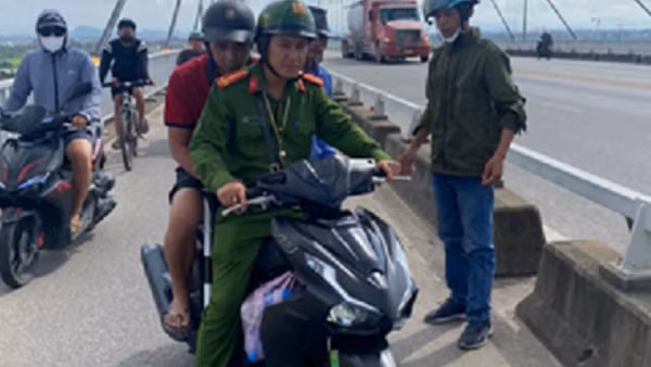 Ngăn chặn người đàn ông nhảy cầu Bính