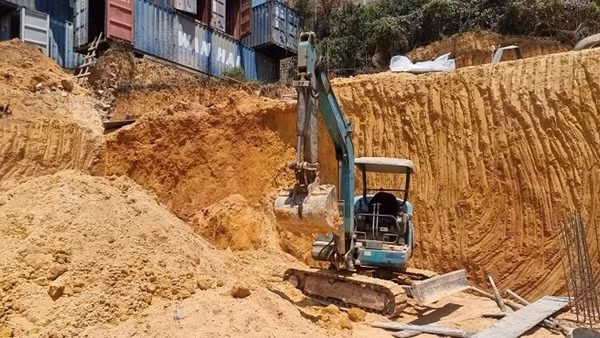 Sập bờ taluy đè chết thợ hồ ở Đà Lạt