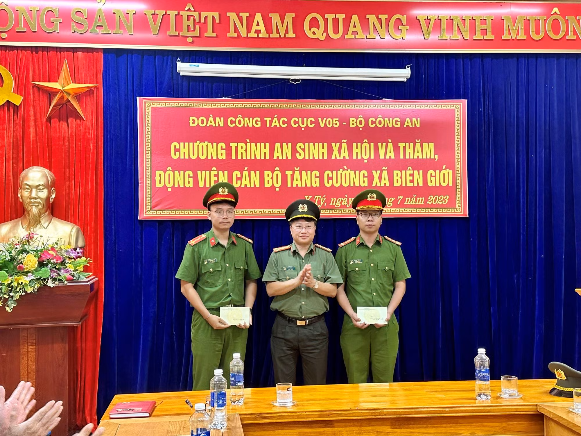 pct nguyễn thanh bình Tặng quà cax y tý và đại úy lê hoàng việt.jpg -0