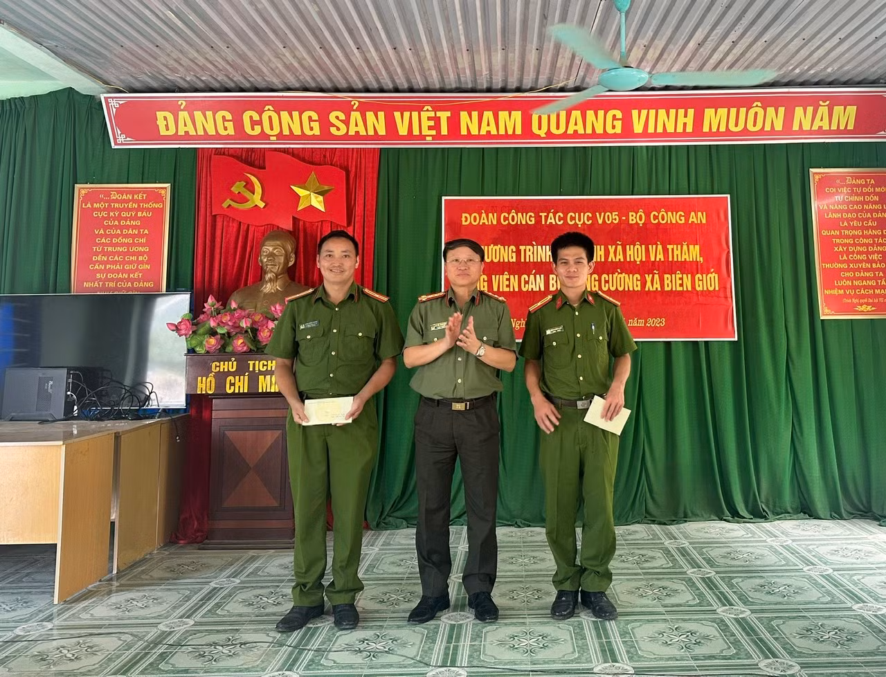 Cục Xây dựng phong trào thăm, trao quà Công an xã biên giới ở Hà Giang -0