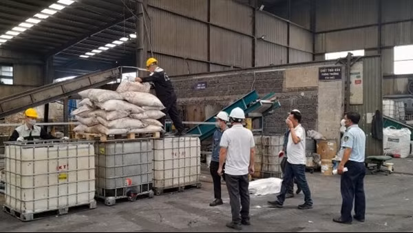 Tiêu hủy 52 tấn đường &nbsp;tinh luyện