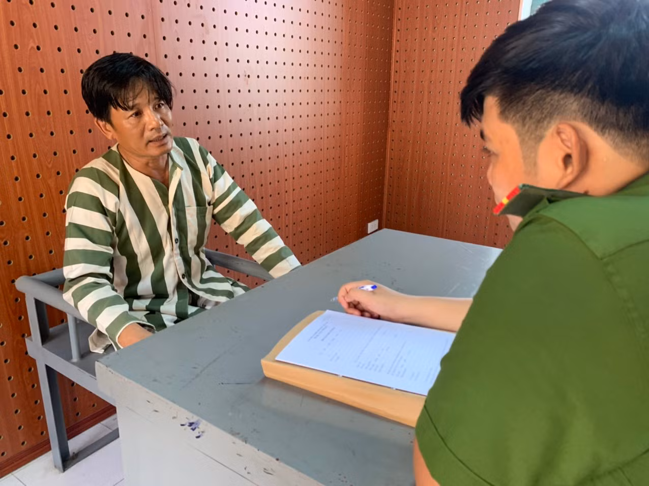Bắt đối tượng tưới xăng đốt người yêu -0