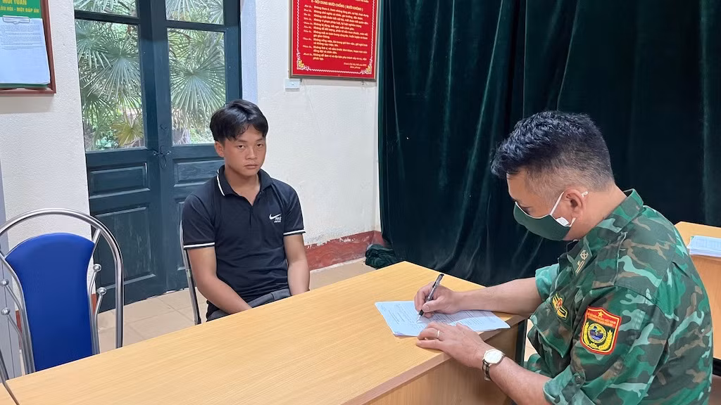 Cho người vào túi nylon để nhập cảnh trái phép -0