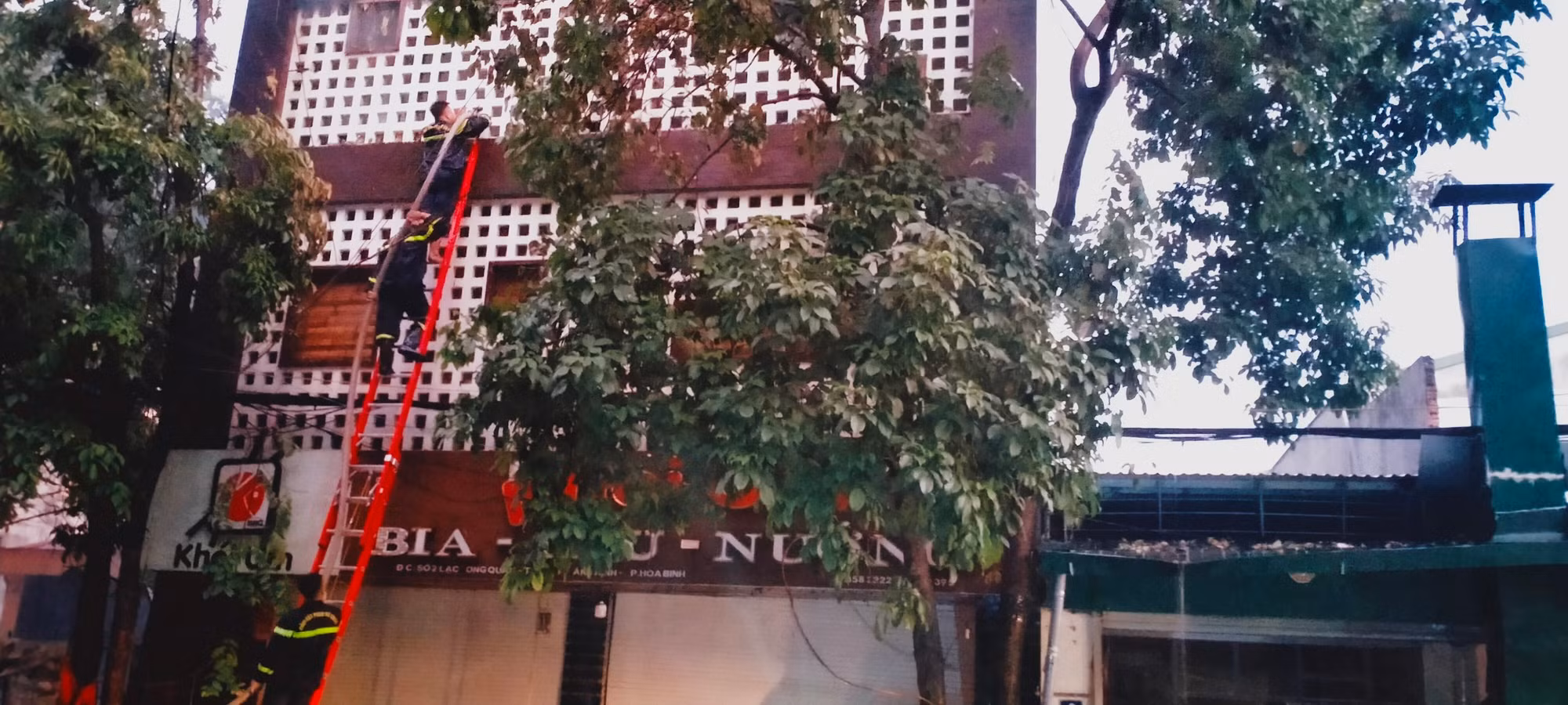 Cháy nhà lúc nửa đêm, 6 người thương vong -0