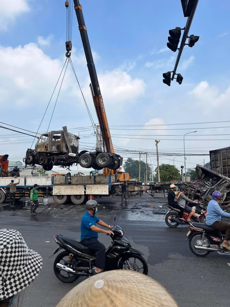 Hai xe container đối đầu, bốc cháy giữa ngã tư -1