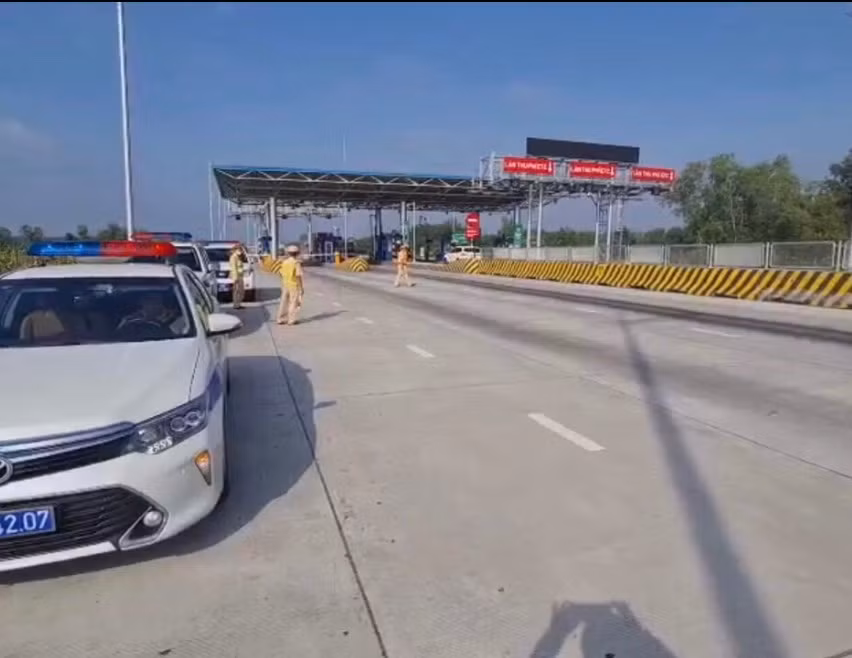 Xử lý nghiêm các phương tiện lưu thông vào làn khẩn cấp để ngăn TNGT -0