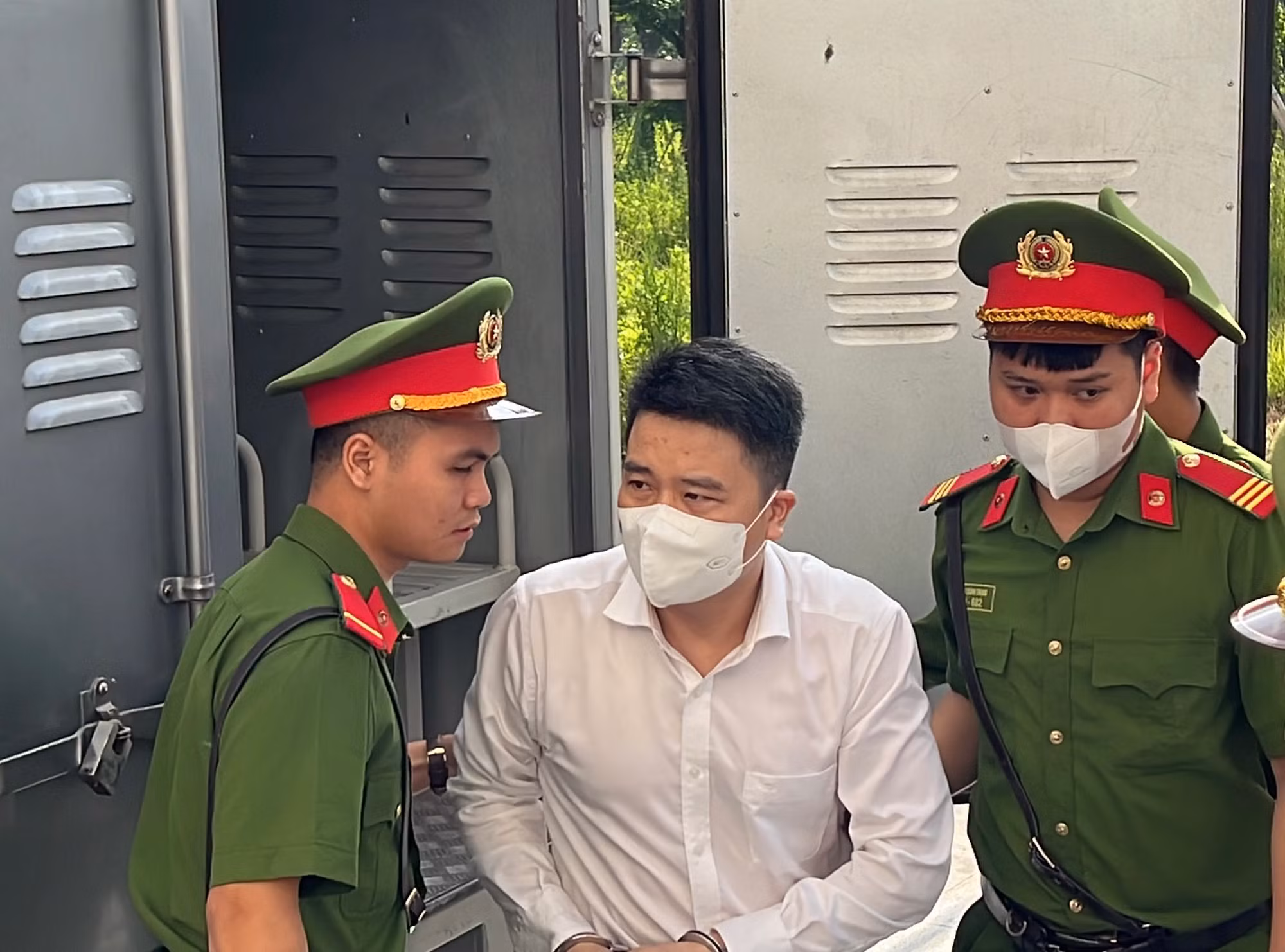 Còn những ai “nhúng chàm” trong vụ “chuyến bay giải cứu”? -0