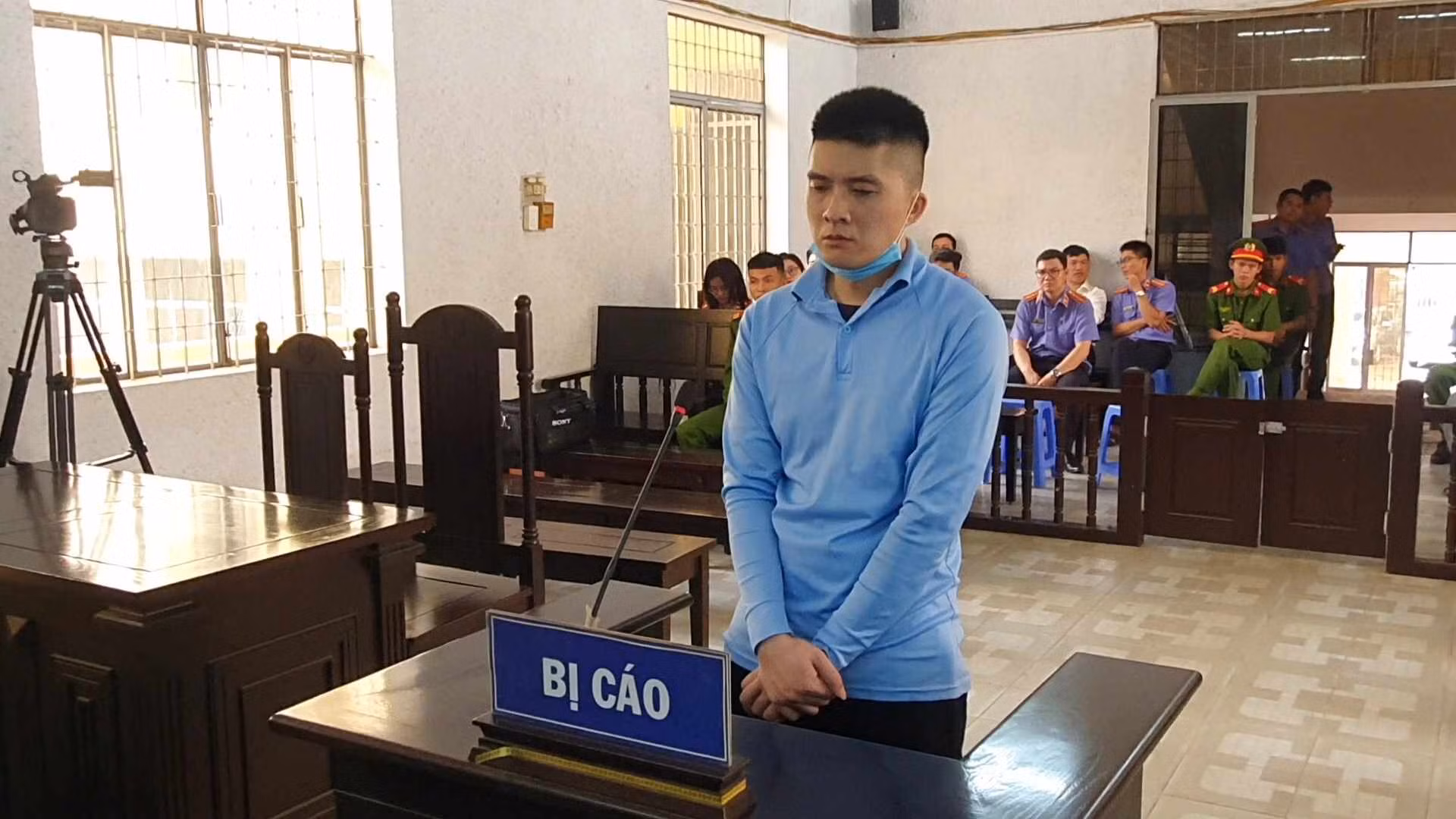 Ghen tuông, dùng dao truy sát vợ hờ -0