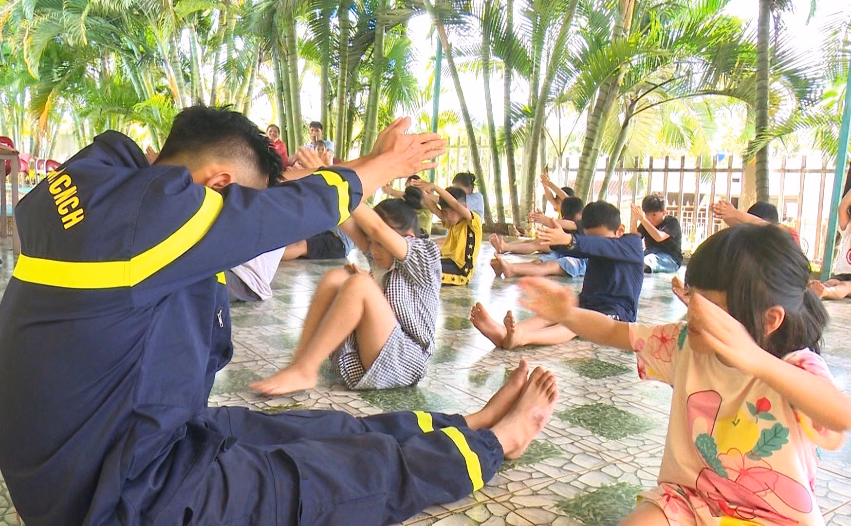 Nhiều phụ huynh gửi thư cảm ơn sau khóa học bơi của Công an huyện Đắk Mil -0