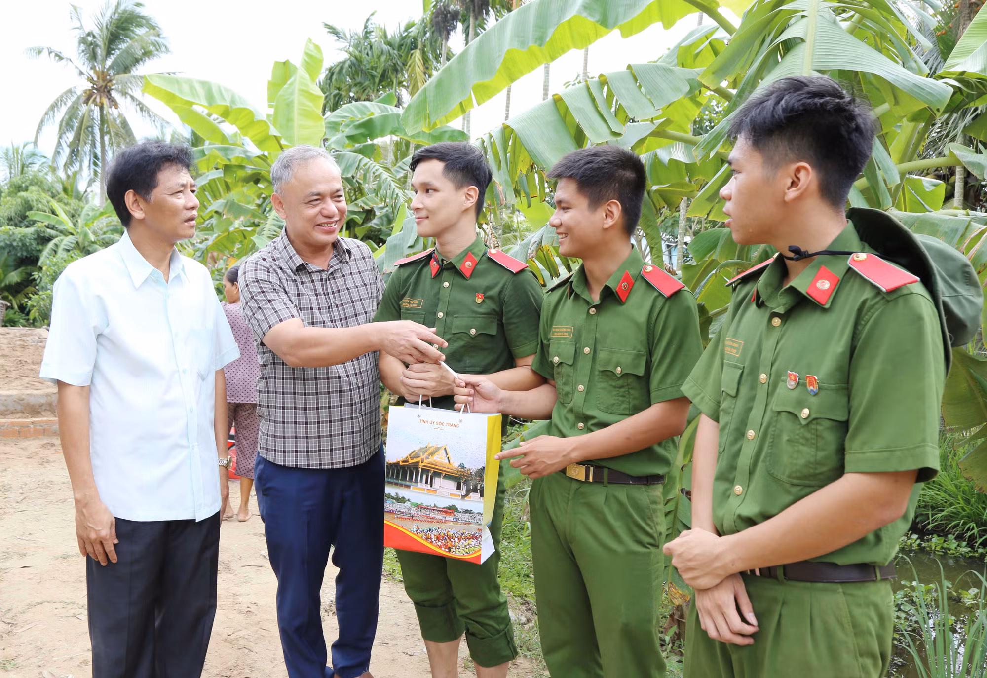 Bí thư Tỉnh ủy Sóc Trăng kiểm tra tiến độ xây dựng nhà cho người khó khăn -0