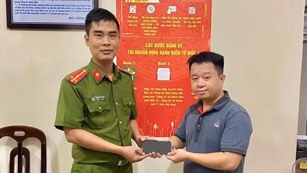 Công an giúp dân tìm lại điện thoại bỏ quên trên taxi không nhớ biển số