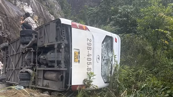 Xe khách lật trên đèo Khánh Lê, 3 du khách nước ngoài tử nạn