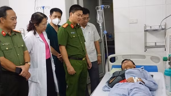 Thăm hỏi chiến sĩ bị thương khi chữa cháy nhà dân ở ngõ Thổ Quan