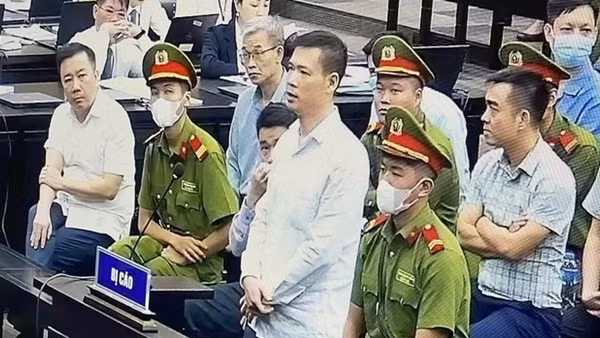 Các giám đốc tố nhau tại phiên tòa “chuyến bay giải cứu”