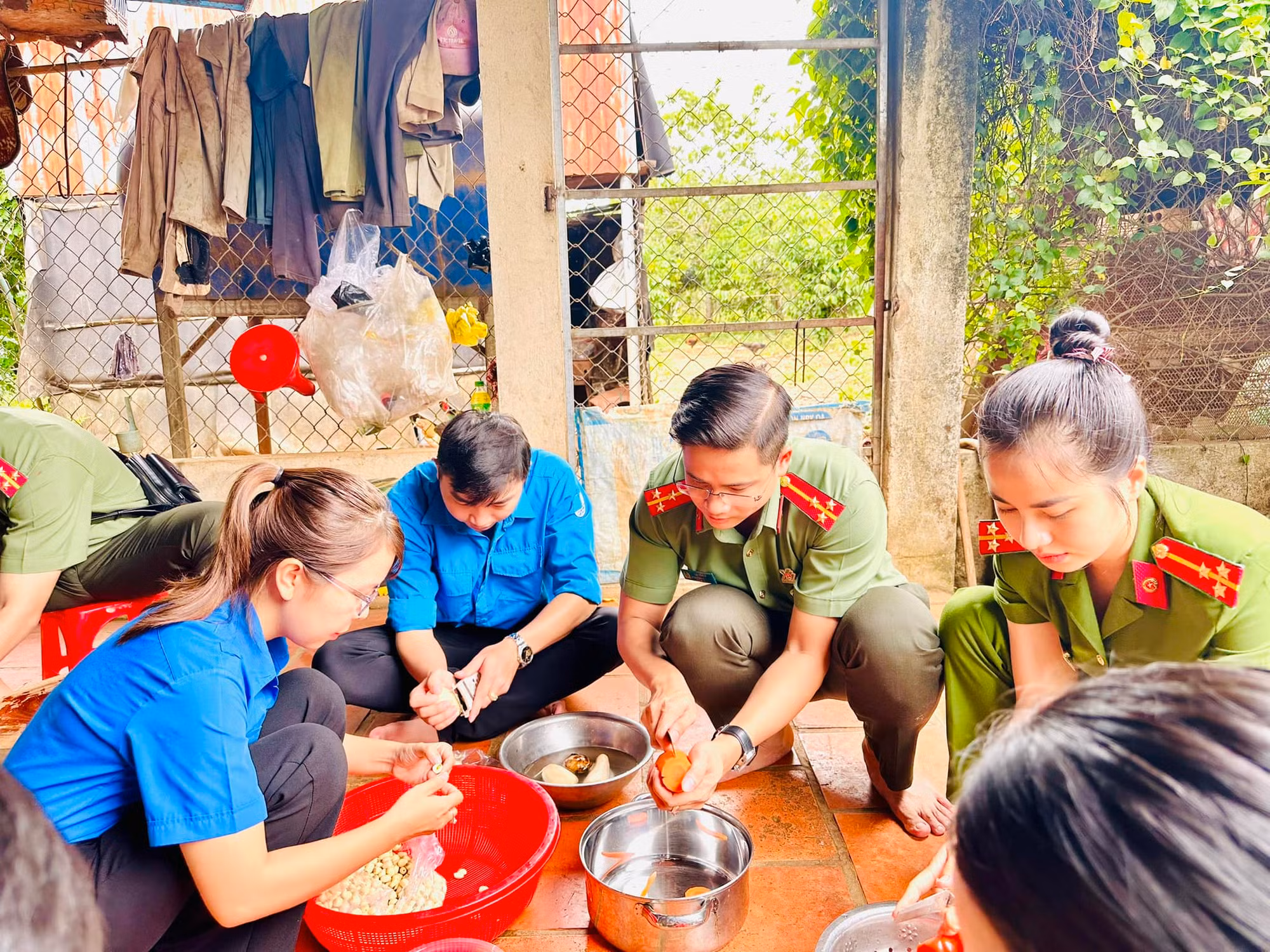 “Bữa cơm gia đình - Ấm tình lòng Mẹ” -0