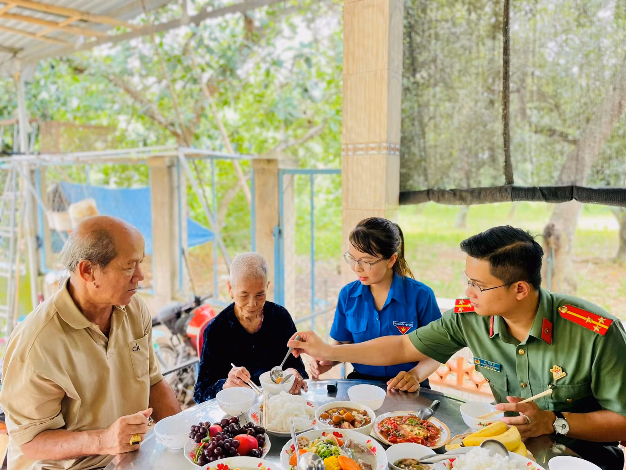 “Bữa cơm gia đình - Ấm tình lòng Mẹ” -0