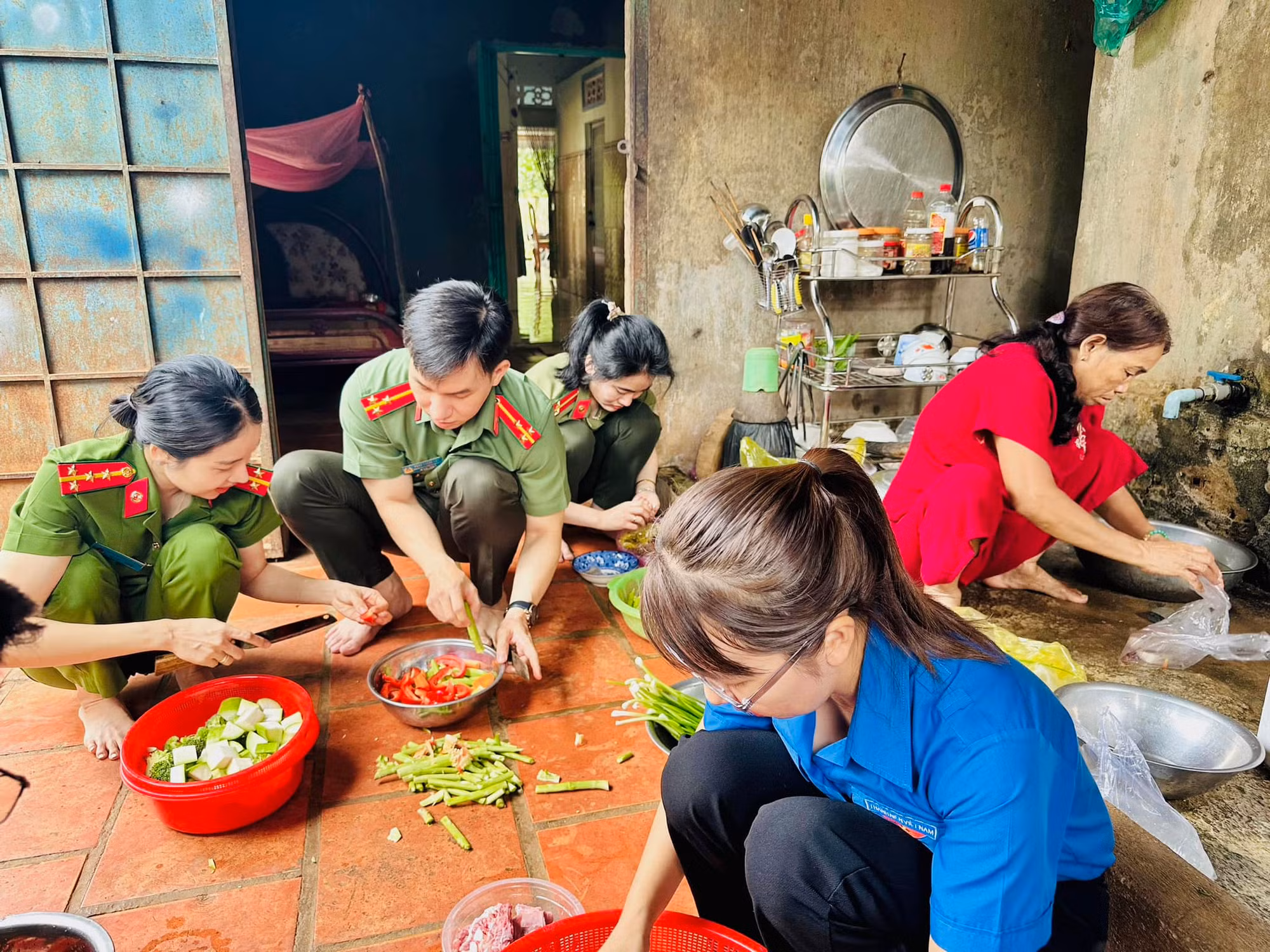 “Bữa cơm gia đình - Ấm tình lòng Mẹ” -1