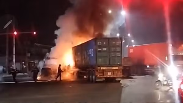 Hai xe container đối đầu, bốc cháy giữa ngã tư