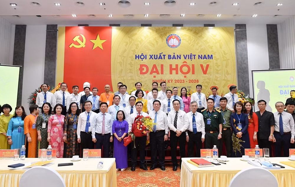 Xây dựng ngành xuất bản thành một ngành kinh tế-công nghệ phát triển toàn diện, vững chắc -0